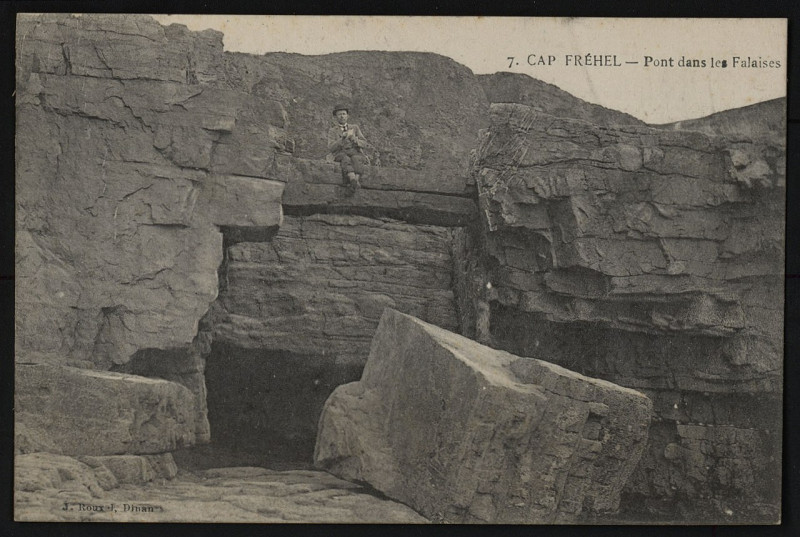 Carte postale ancienne Cap Fréhel - Pont dans les falaises à Plévenon