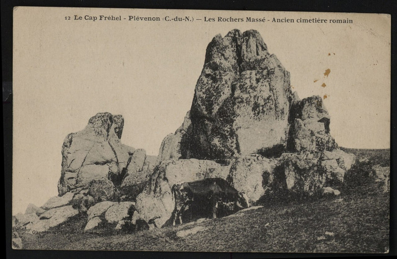 Carte postale ancienne Cap Fréhel - Rochers Massé et ancien cimetière romain à Plévenon
