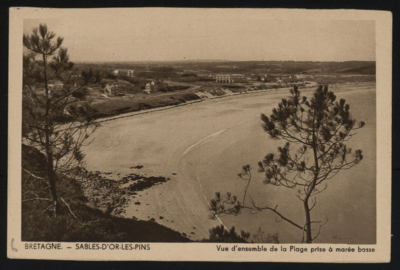 Carte postale ancienne Fréhel - Sables-d'Or-les-Pins vue de la plage prise à marée basse à Fréhel