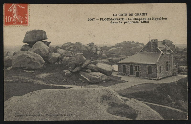 Carte postale ancienne Ploumanach'h - Le Chapeau de Napoléon dans la propriété Eiffel à Perros-Guirec
