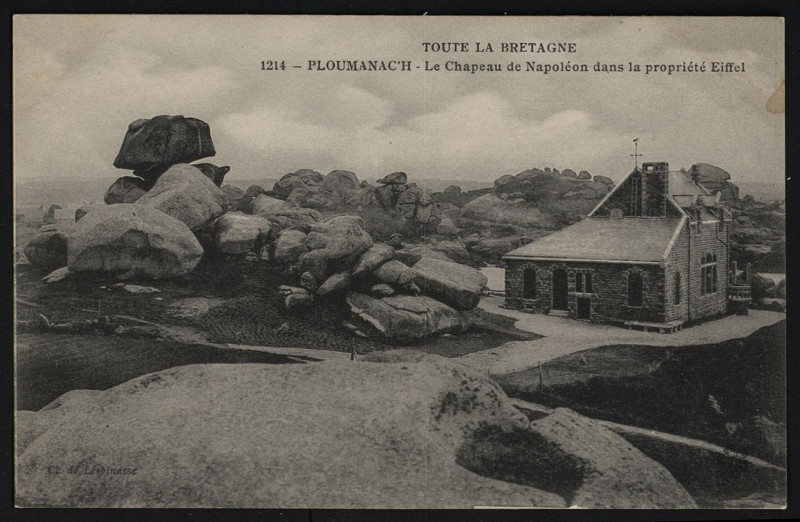 Carte postale ancienne Perros-Guirec - Chapeau de Napoléon dans la propriété Eiffel à Perros-Guirec
