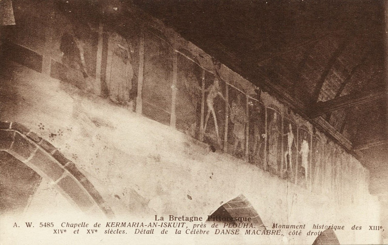 Carte postale ancienne Plouha - Chapelle de Kermaria-an-Iskuit Danse Macabre à Plouha