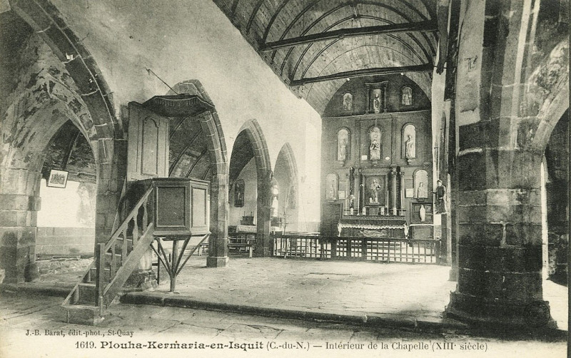 Carte postale ancienne Plouha - Intérieur de la chapelle à Plouha