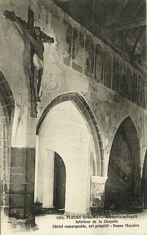 Carte postale ancienne Plouha - Intérieur de la chapelle de Kermaria-en-Isquit et Danse macabre à Plouha