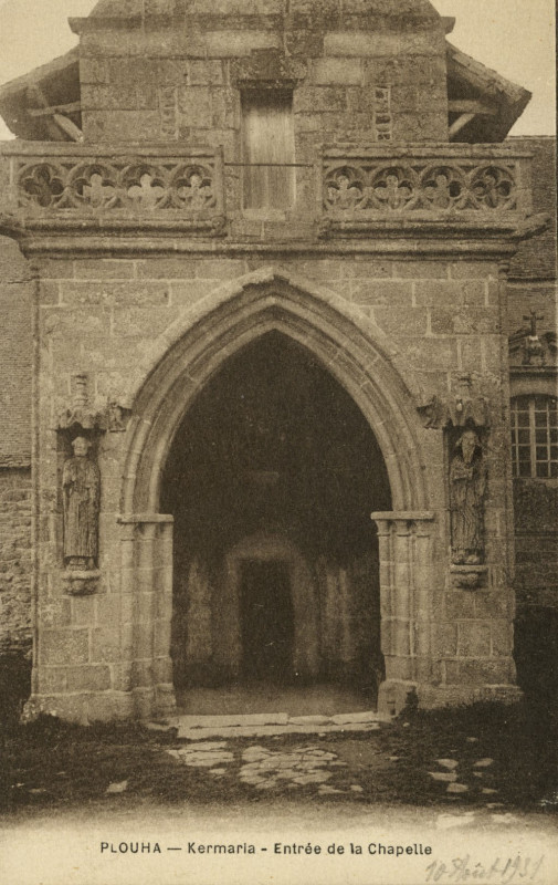Carte postale ancienne Plouha - Kermaria - Entrée de la chapelle à Plouha