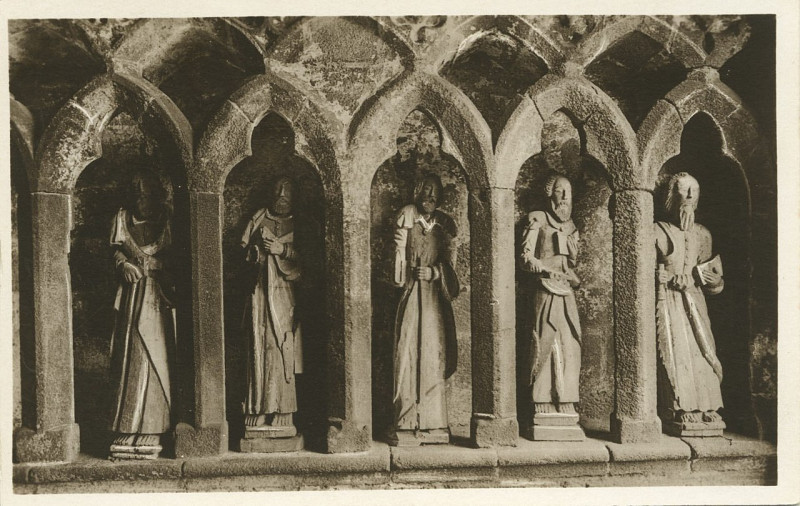 Carte postale ancienne Plouha - Porche de la chapelle de Kermaria à Plouha
