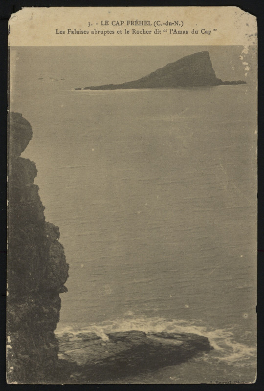 Carte postale ancienne Plévenon - Cap Fréhel falaises abruptes et rocher dit l'Amas du Cap à Plévenon