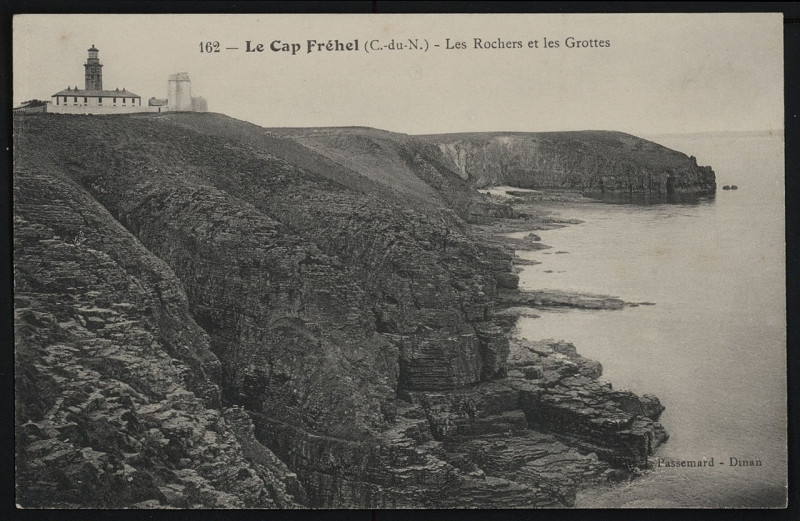 Carte postale ancienne Plévenon - Cap Fréhel rochers et grottes à Plévenon