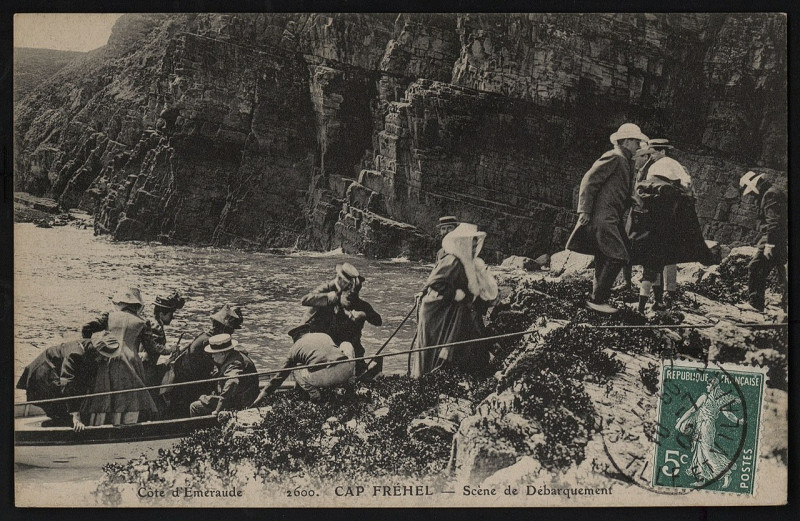 Carte postale ancienne Plévenon - Cap Fréhel scène de débarquement à Plévenon