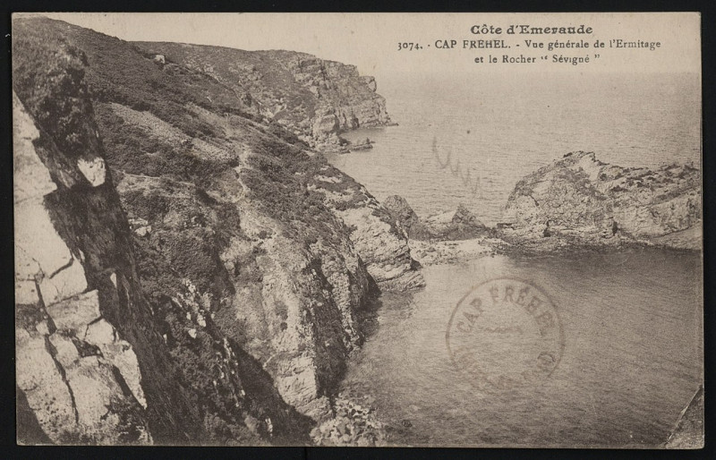 Carte postale ancienne Plévenon - Cap Fréhel vue générale de l'Ermitage et Rocher Sévigné à Plévenon