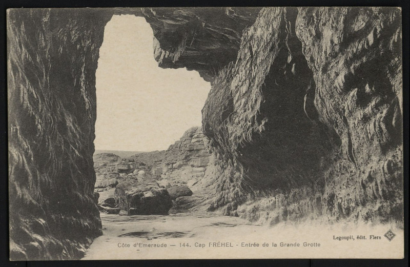 Carte postale ancienne Plévenon - Entrée de la grande grotte à Plévenon