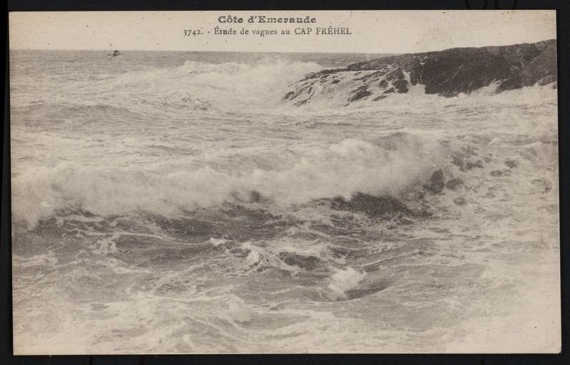 Carte postale ancienne Plévenon - Etude de vagues au Cap Fréhel à Plévenon