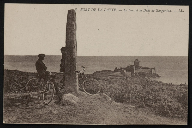Carte postale ancienne Plévenon - Fort et la Dent de Gargantua à Plévenon