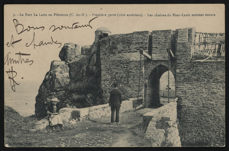 Carte postale ancienne Plévenon - Fort La Latte première porte à Plévenon
