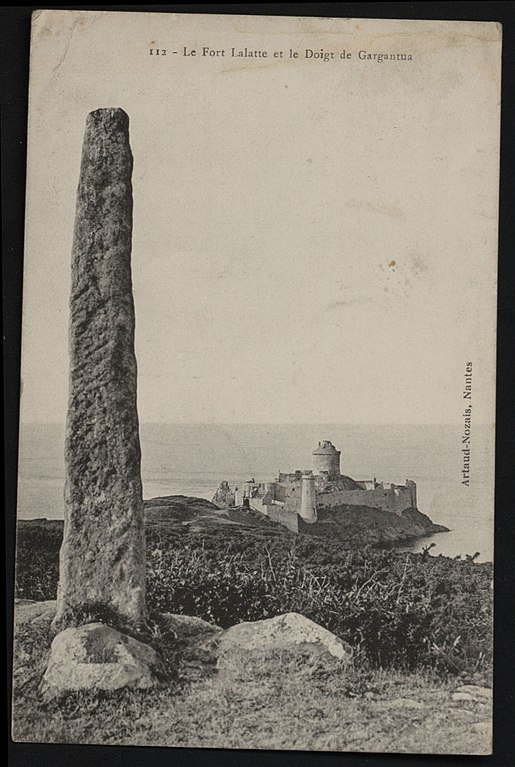 Carte postale ancienne Plévenon - Fort Lalatte et le Doigt de Gargantua à Plévenon