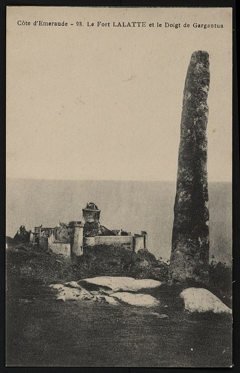 Carte postale ancienne Plévenon - Fort Lalatte et le Doigt de Gargantua à Plévenon