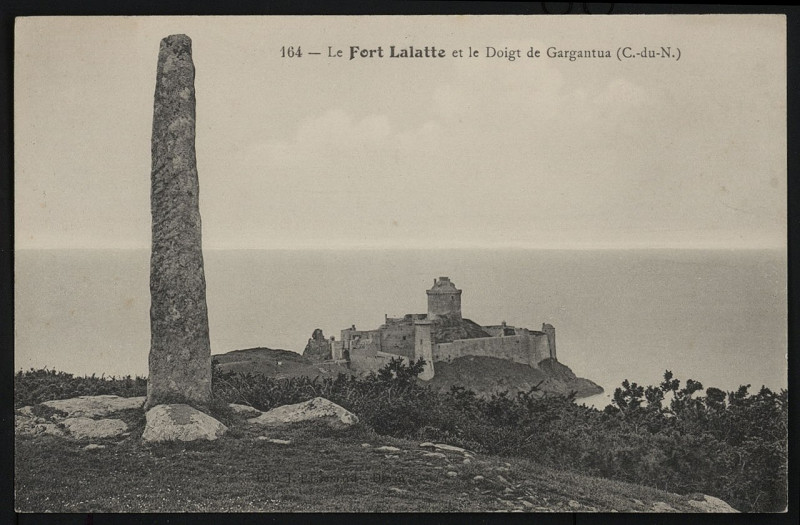 Carte postale ancienne Plévenon - Fort Lalatte et le Doigt de Gargantua à Plévenon