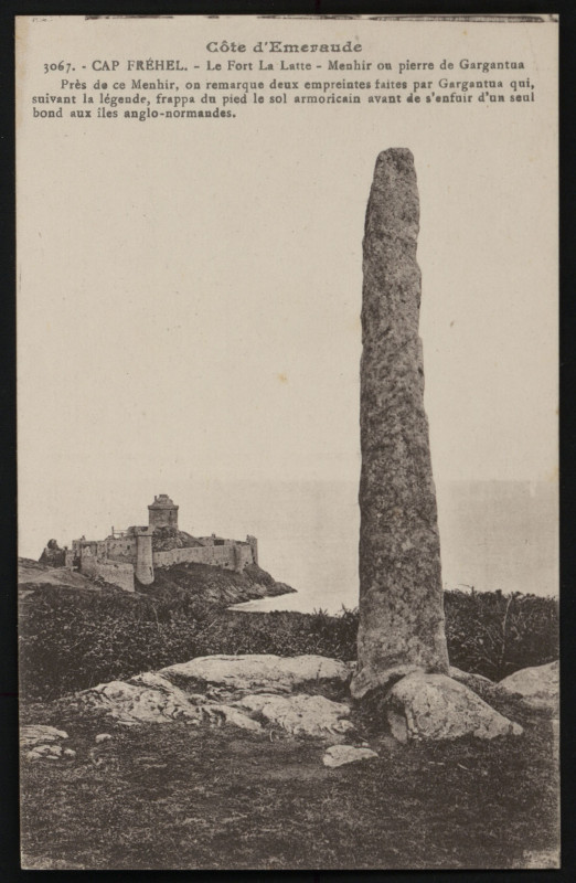 Carte postale ancienne Plévenon - Fort Lalatte menhir ou pierre de Gargantua à Plévenon