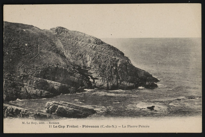 Carte postale ancienne Plévenon - Pierre percée à Plévenon