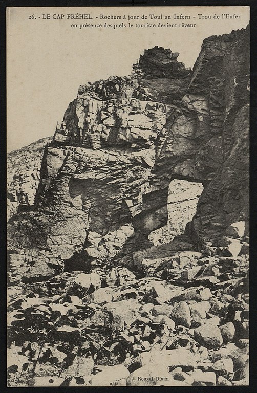 Carte postale ancienne Plévenon - Rochers à jour de Toul-an-Ifern à Plévenon