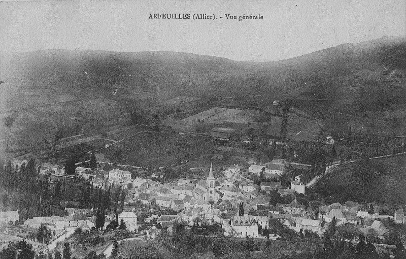 Carte postale ancienne Arfeuilles (Allier) - Vue générale (7)
