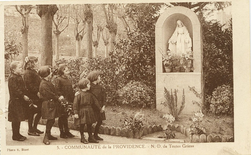 Carte postale ancienne Saint-Brieuc - Communauté de la Providence Notre-Dame de Toutes Grâces à Saint-Brieuc