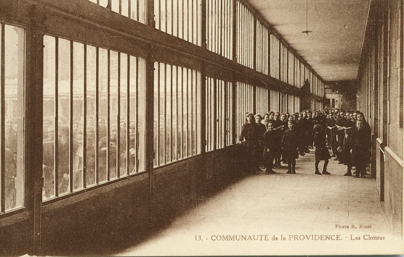 Carte postale ancienne Saint-Brieuc - Communauté de la Providence cloîtres à Saint-Brieuc