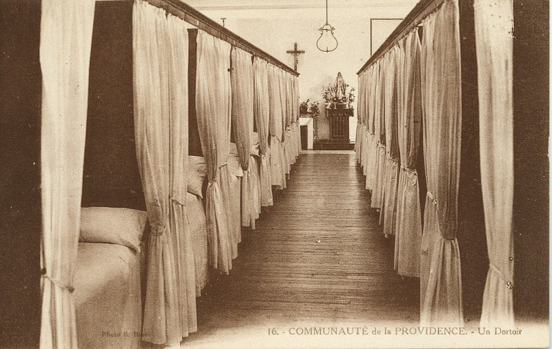 Carte postale ancienne Saint-Brieuc - Communauté de la Providence dortoir à Saint-Brieuc