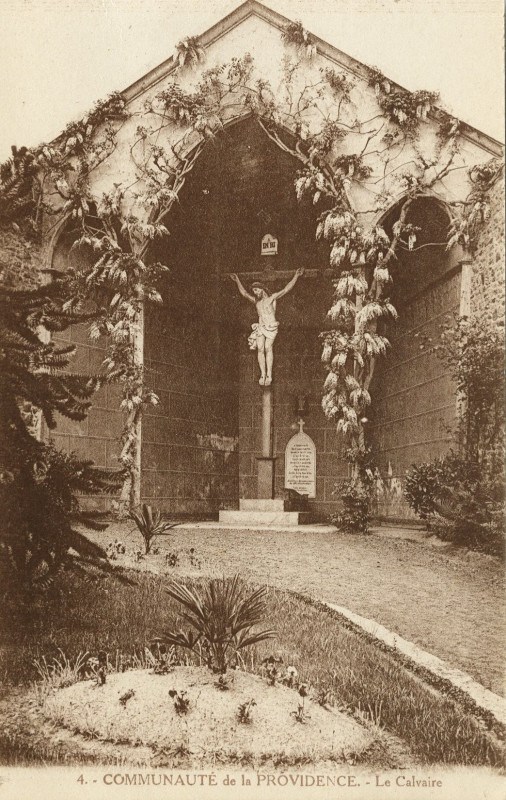 Carte postale ancienne Saint-Brieuc - Communauté de la Providence calvaire à Saint-Brieuc