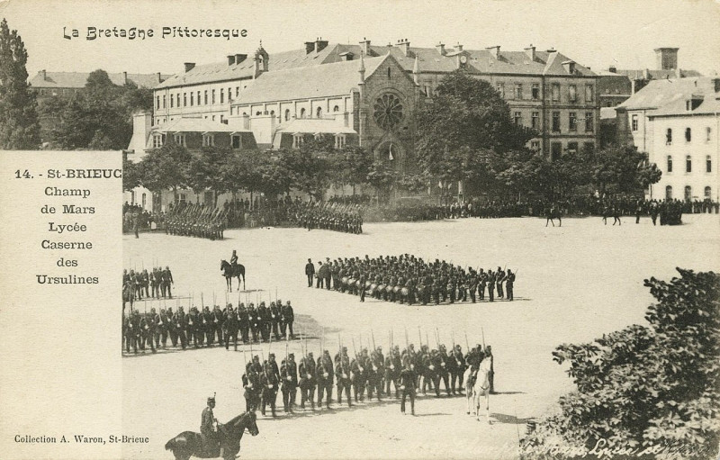 Carte postale ancienne Saint-Brieuc - Champ de Mars lycée et caserne des Ursulines à Saint-Brieuc