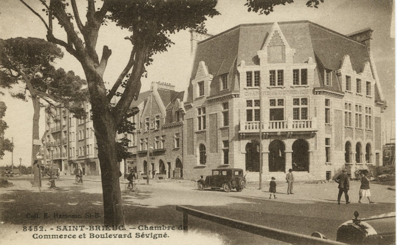 Carte postale ancienne Saint-Brieuc - Chambre de commerce et boulevard Sévigné à Saint-Brieuc