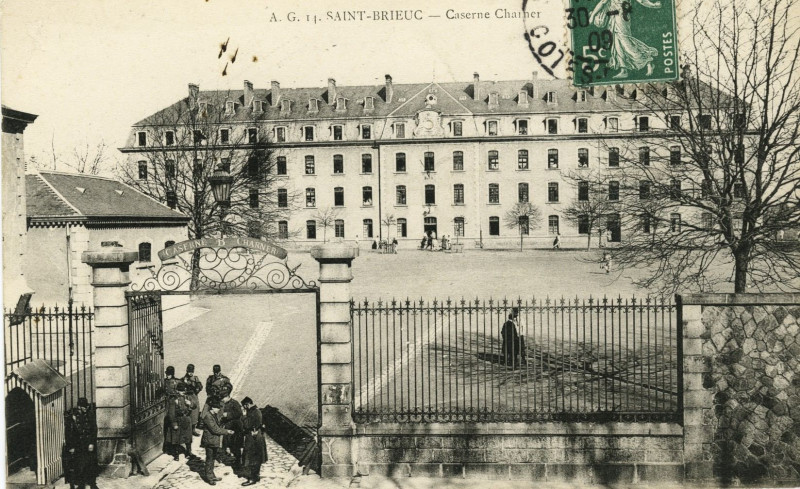 Carte postale ancienne Saint-Brieuc - Caserne Charner à Saint-Brieuc