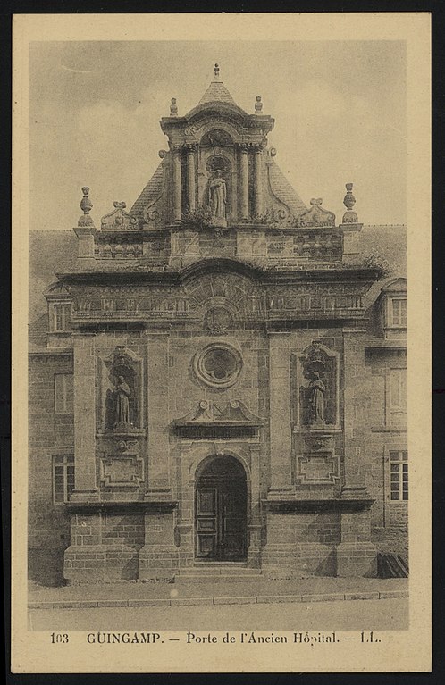 Carte postale ancienne Guingamp - Porte de l'Ancien Hôpital à Guingamp