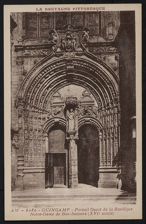 Carte postale ancienne Guingamp - Portail Ouest de la Basilique Notre-Dame de Bon-Secours Xvi e siècle à Guingamp