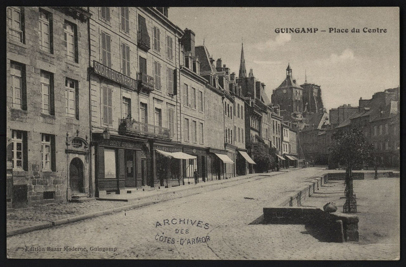 Carte postale ancienne Guingamp - Place du Centre à Guingamp