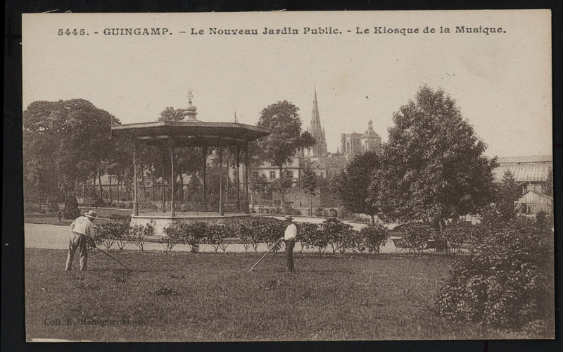 Carte postale ancienne Guingamp - Nouveau jardin public kiosque de la musique à Guingamp