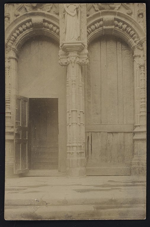 Carte postale ancienne Guingamp - Notre-Dame de Bon-Secours portail à Guingamp