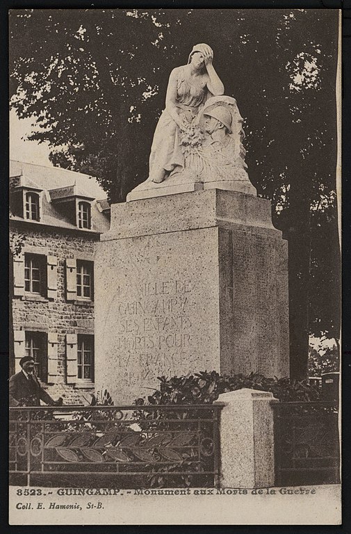 Carte postale ancienne Guingamp - Monument aux Morts de la Guerre à Guingamp