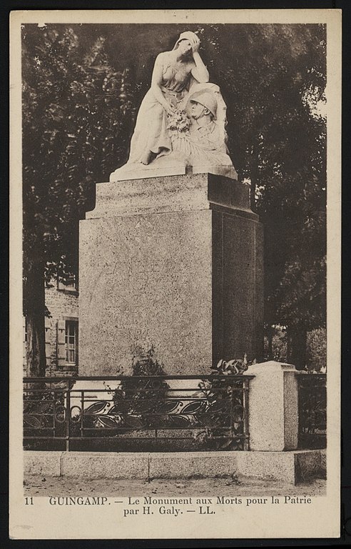 Carte postale ancienne Guingamp - Monument aux morts pour la Patrie par H. Galy à Guingamp