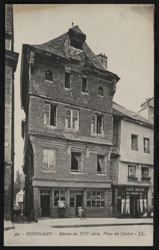 Carte postale ancienne Guingamp - Maison du XVIe siècle place du Centre à Guingamp