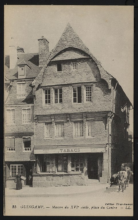 Carte postale ancienne Guingamp - Maison du XVIe siècle place du Centre à Guingamp