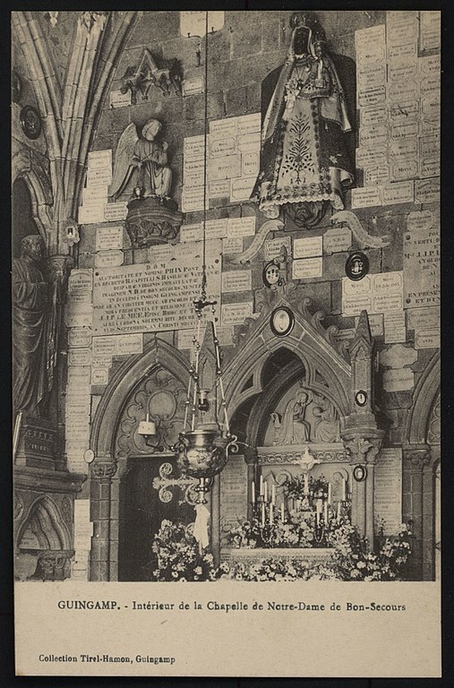 Carte postale ancienne Guingamp - Intérieur de la Chapelle de Notre-Dame de Bon-Secours à Guingamp