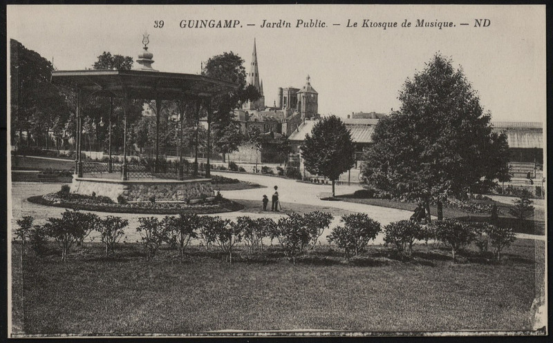 Carte postale ancienne Guingamp - Jardin public kiosque de musique à Guingamp