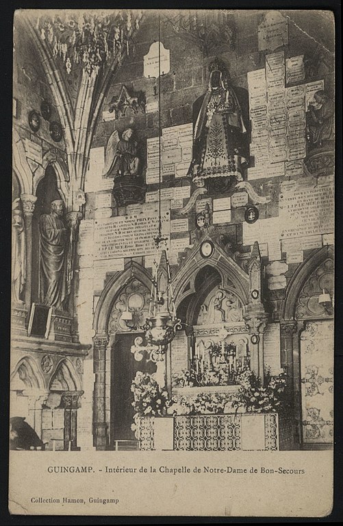 Carte postale ancienne Guingamp - Intérieur de la Chapelle de Notre-Dame de Bon-Secours à Guingamp