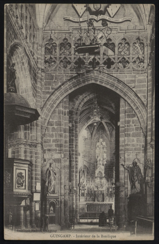 Carte postale ancienne Guingamp - Intérieur de la Basilique à Guingamp