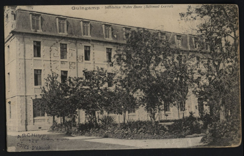 Carte postale ancienne Guingamp - Institution Notre-Dame Bâtiment central à Guingamp