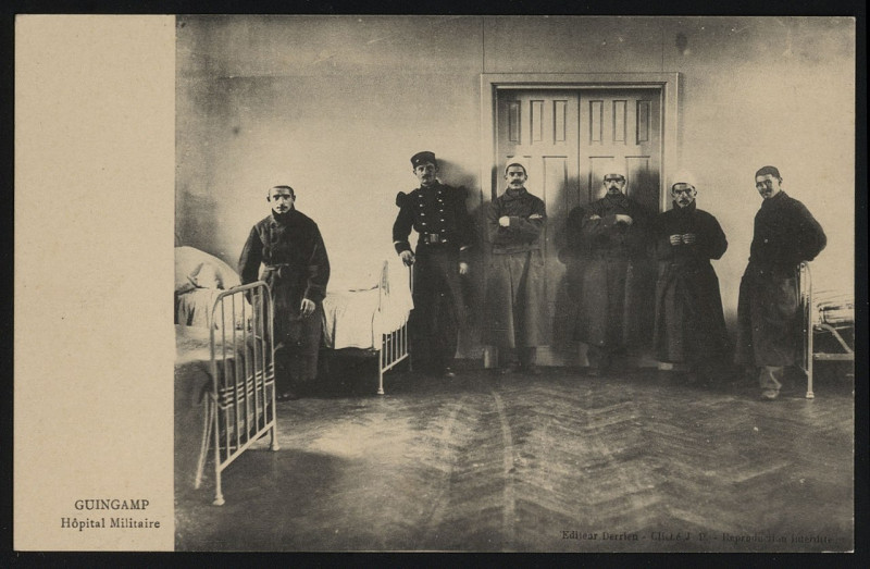 Carte postale ancienne Guingamp - Hôpital militaire à Guingamp