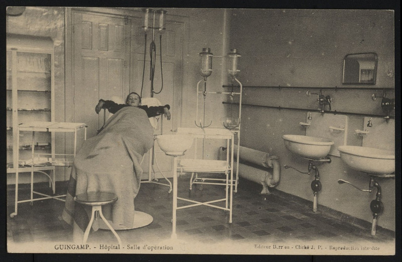 Carte postale ancienne Guingamp - Hôpital - Salle d'opération à Guingamp