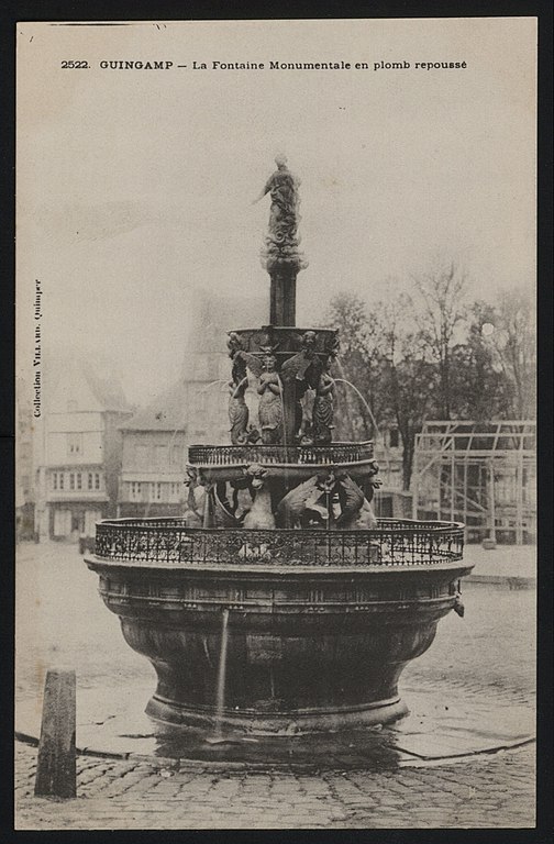 Carte postale ancienne Guingamp - Fontaine Monumentale en plomb repoussé à Guingamp