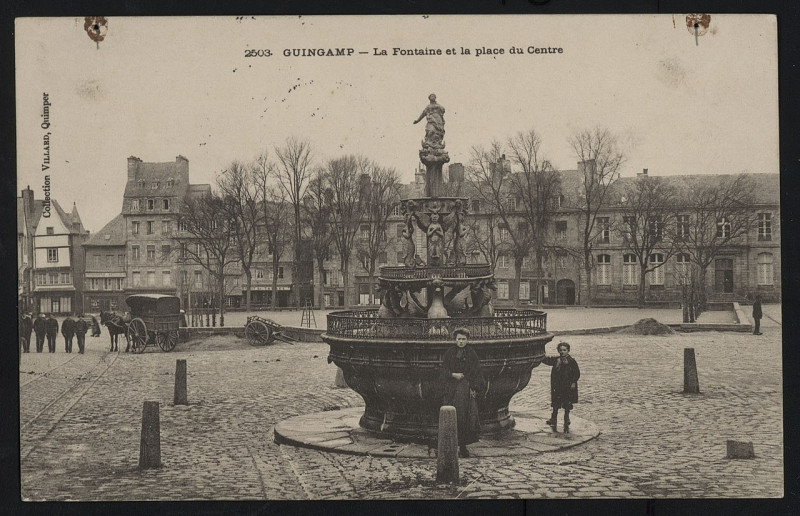 Carte postale ancienne Guingamp - Fontaine et la place du Centre à Guingamp